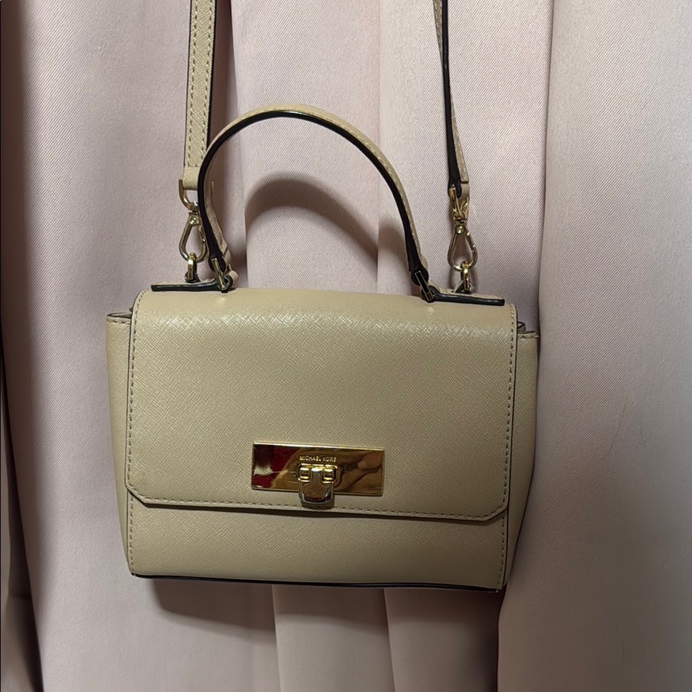 Michael Kors Elegant Handbag